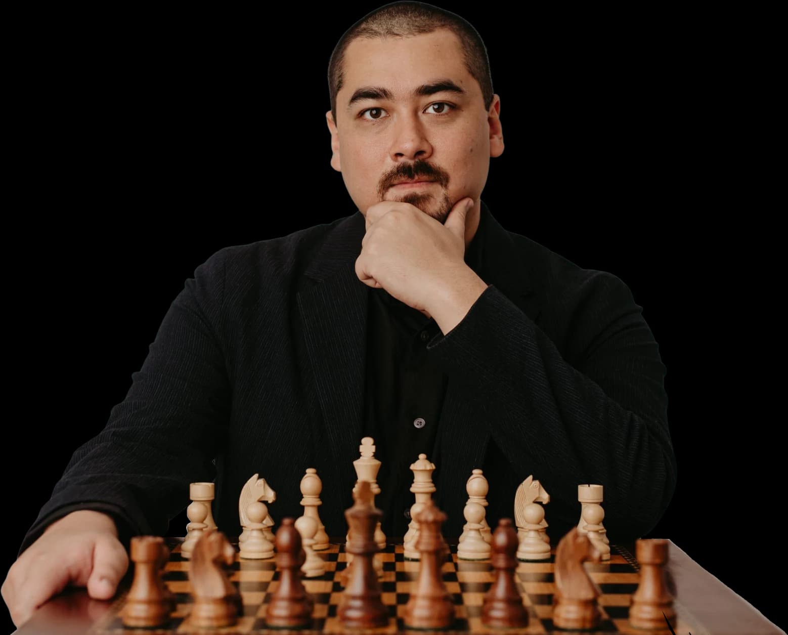 Alexandr Fier de blazer, diante de um tabuleiro de madeira